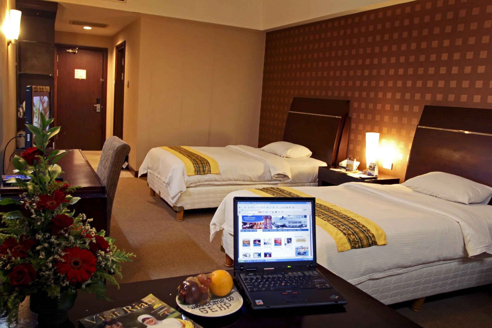 Grand Elite Hotel Pekanbaru Exterior photo