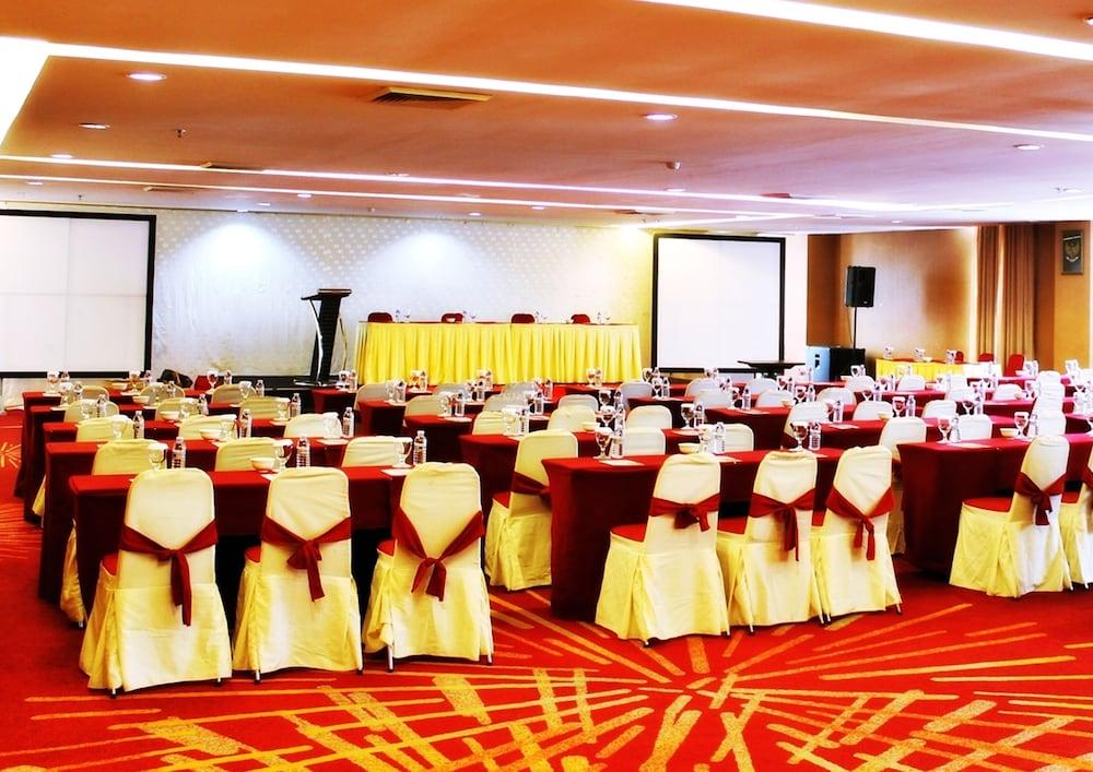 Grand Elite Hotel Pekanbaru Exterior photo